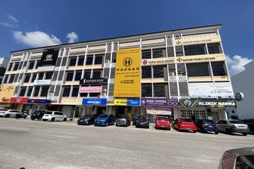 3 Storey Commercial (End lot) for Sale in Tunjung, KB