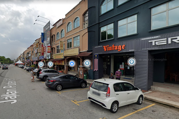 Freehold 3 storey shop office Bandar Puteri Puchong