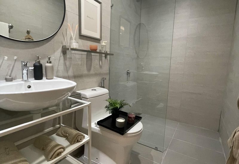 Freehold Condo covered walkway to LRT & KTM station 