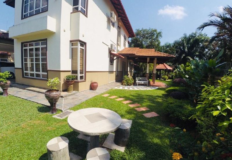 Freehold 2 Storey Bungalow for Sale!