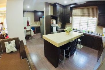 Freehold 2 Storey Bungalow for Sale!