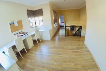 Freehold 2 Storey Bungalow for Sale!