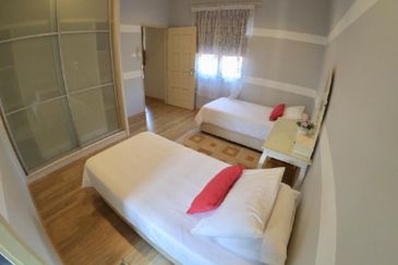 Freehold 2 Storey Bungalow for Sale!