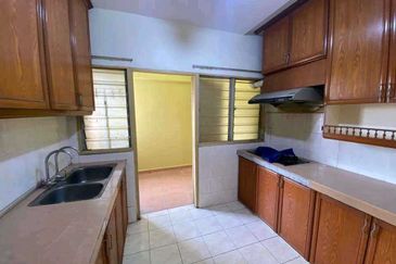 HOT DEAL! Very Well Maintained! Mawar Apartment Taman Sutera Kajang for Sale!