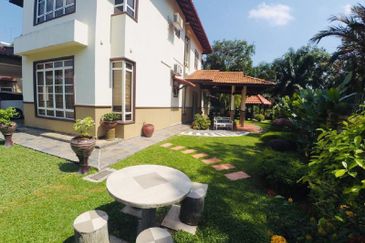 BEST DEAL! Bungalow Double Storey for Sale at Sg Buloh! Freehold!