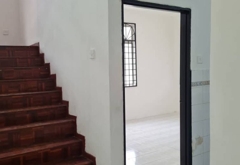 Corner lot! Double Storey Terrace House Taman Seroja, Bandar Baru Salak Tinggi, Sepang for Rent!