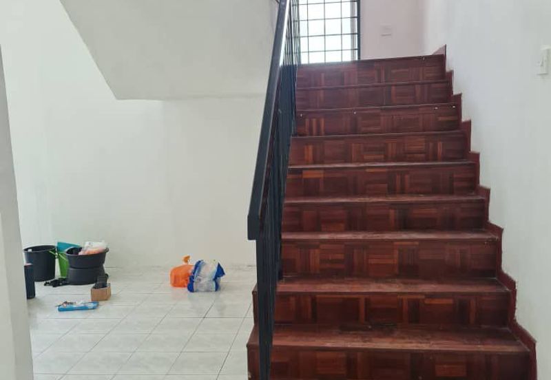 Corner lot! Double Storey Terrace House Taman Seroja, Bandar Baru Salak Tinggi, Sepang for Rent!