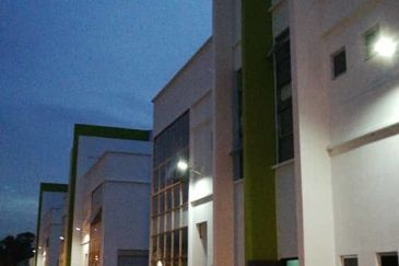 [62'x175'] 3 Storey Semi D Factory Warehouse with Lift