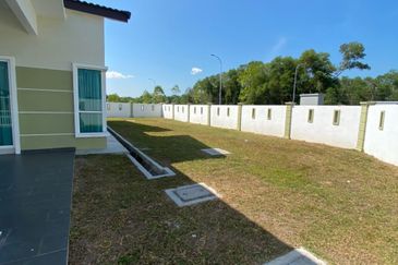 Rumah Berkembar Setingkat Tepi Pantai BATU MERAH