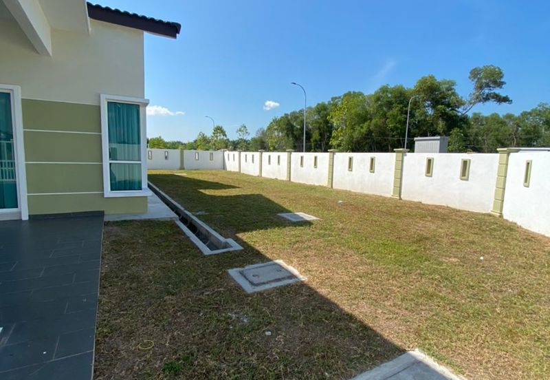Rumah Berkembar Setingkat Tepi Pantai BATU MERAH