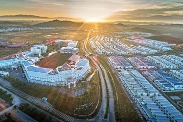 BESIDE MAINROAD [MERCHANT SQUARE NEW LAUNCH SHOP OFFICE] Total 70 units beside Econsave Mall for Sale