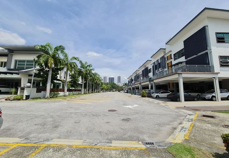 Ritz Residence Townhouse Duplex ( Lower Unit ) Full Furnished to LET