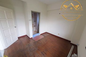 Turf View Apartment (Mutiara Serdang)