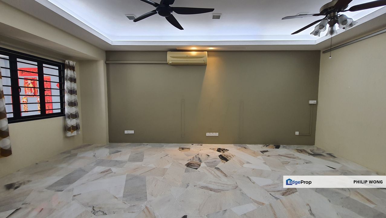 Taman Lestari Putra, Seri Kembangan 70 x 20 Terrace house for Sale @ with extra land, Selangor, Seri Kembangan