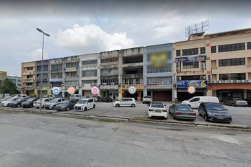 Puchong LDP 3 storey shop lot for sale, good ROI, Stable tenant