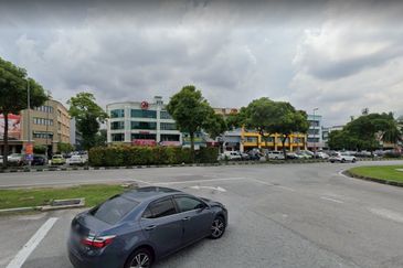 Puchong LDP 3 storey shop lot for sale, good ROI, Stable tenant