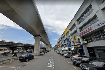 Puchong LDP 3 storey shop lot for sale, good ROI, Stable tenant