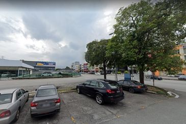 Puchong LDP 3 storey shop lot for sale, good ROI, Stable tenant