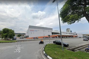 Puchong LDP 3 storey shop lot for sale, good ROI, Stable tenant