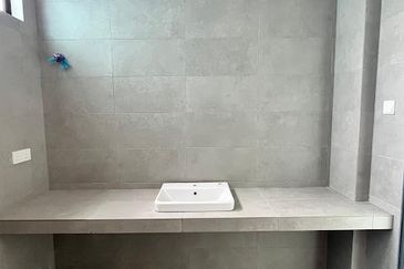 West Port, Pulau Indah