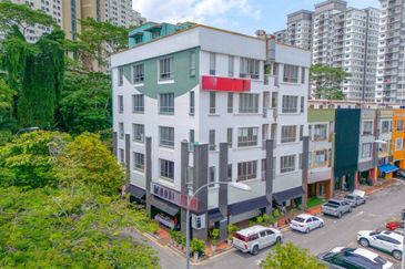 Danau Lumayan Avenue