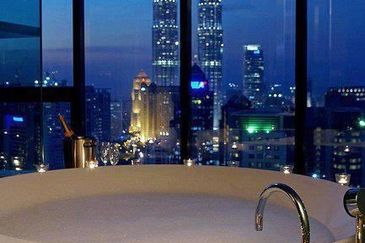 KLCC Balcony Pool & Jacuzzi High End Suite