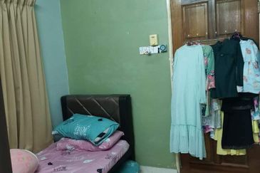 Corner lot 2 tingkat muat 6 biji kereta. Tepi padang. Puncak Alam