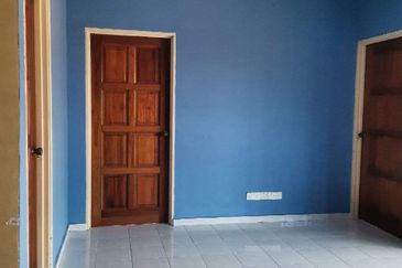 Corner lot 2 tingkat muat 6 biji kereta. Tepi padang. Puncak Alam