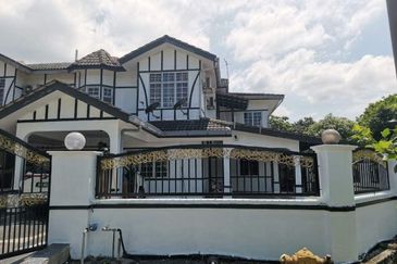 Corner lot 2 tingkat muat 6 biji kereta. Tepi padang. Puncak Alam