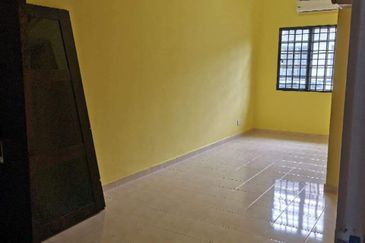 Corner lot 2 tingkat muat 6 biji kereta. Tepi padang. Puncak Alam