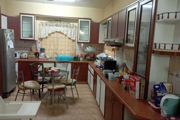 Corner lot 2 tingkat muat 6 biji kereta. Tepi padang. Puncak Alam