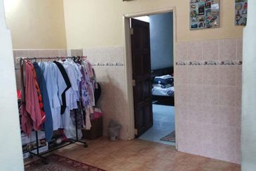 Corner lot 2 tingkat muat 6 biji kereta. Tepi padang. Puncak Alam