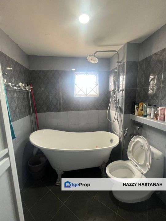 Endlot nice English white house, USJ4, Subang Jaya, Selangor, USJ