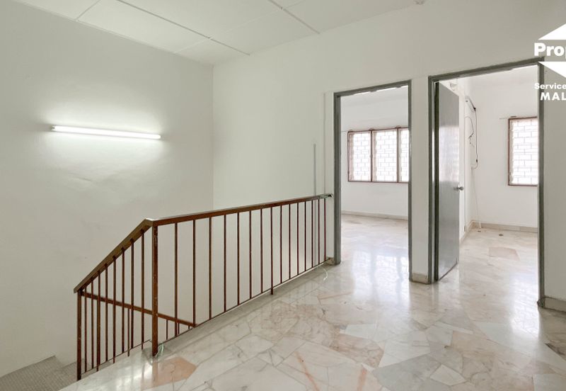 Jalan Mutiara Barat 2