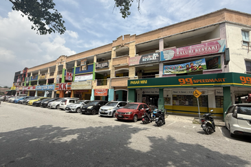 Intermediate Shop Lot Units at Laguna Biru Kundang, Rawang