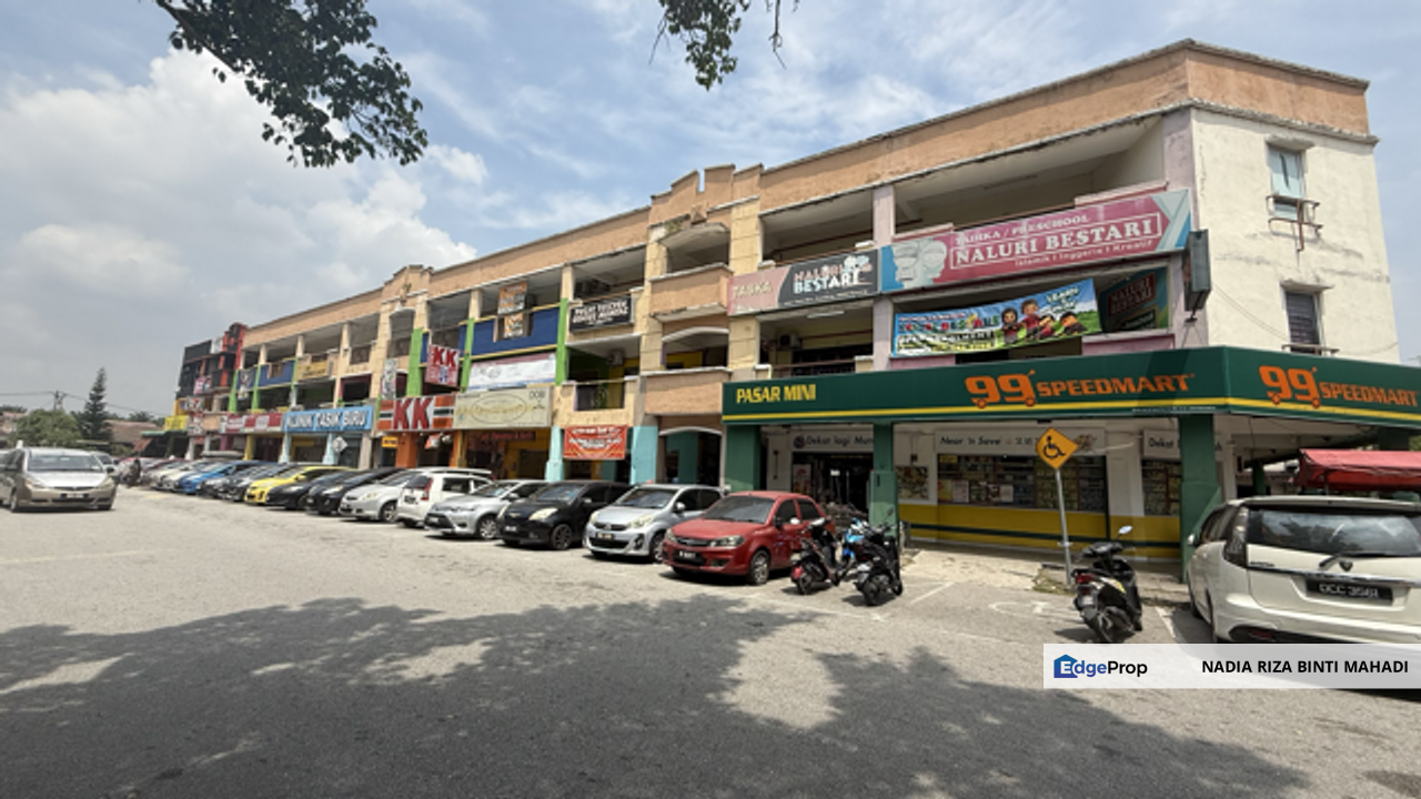 Intermediate Shop Lot Units at Laguna Biru Kundang, Rawang, Selangor, Rawang