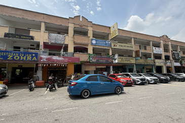 Intermediate Shop Lot Units at Laguna Biru Kundang, Rawang