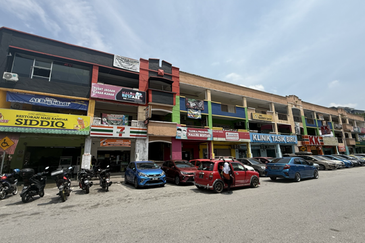Intermediate Shop Lot Units at Laguna Biru Kundang, Rawang