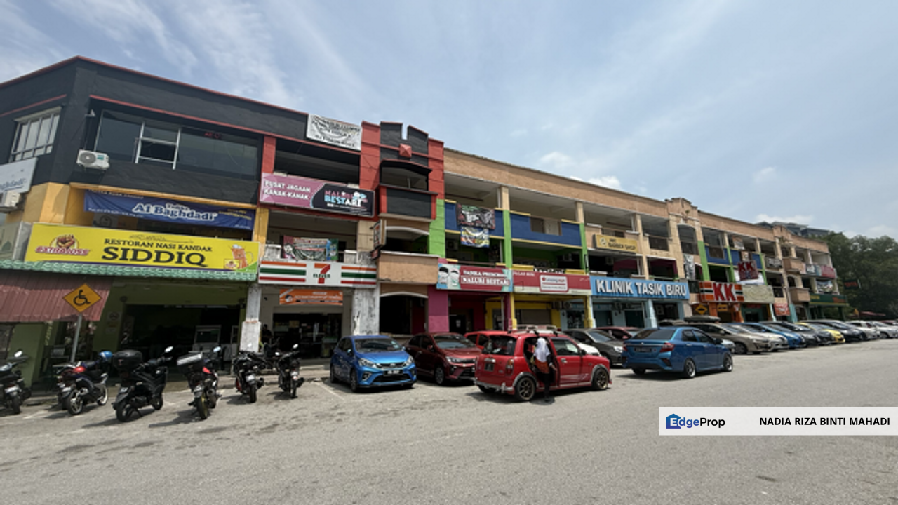 Intermediate Shop Lot Units at Laguna Biru Kundang, Rawang, Selangor, Rawang