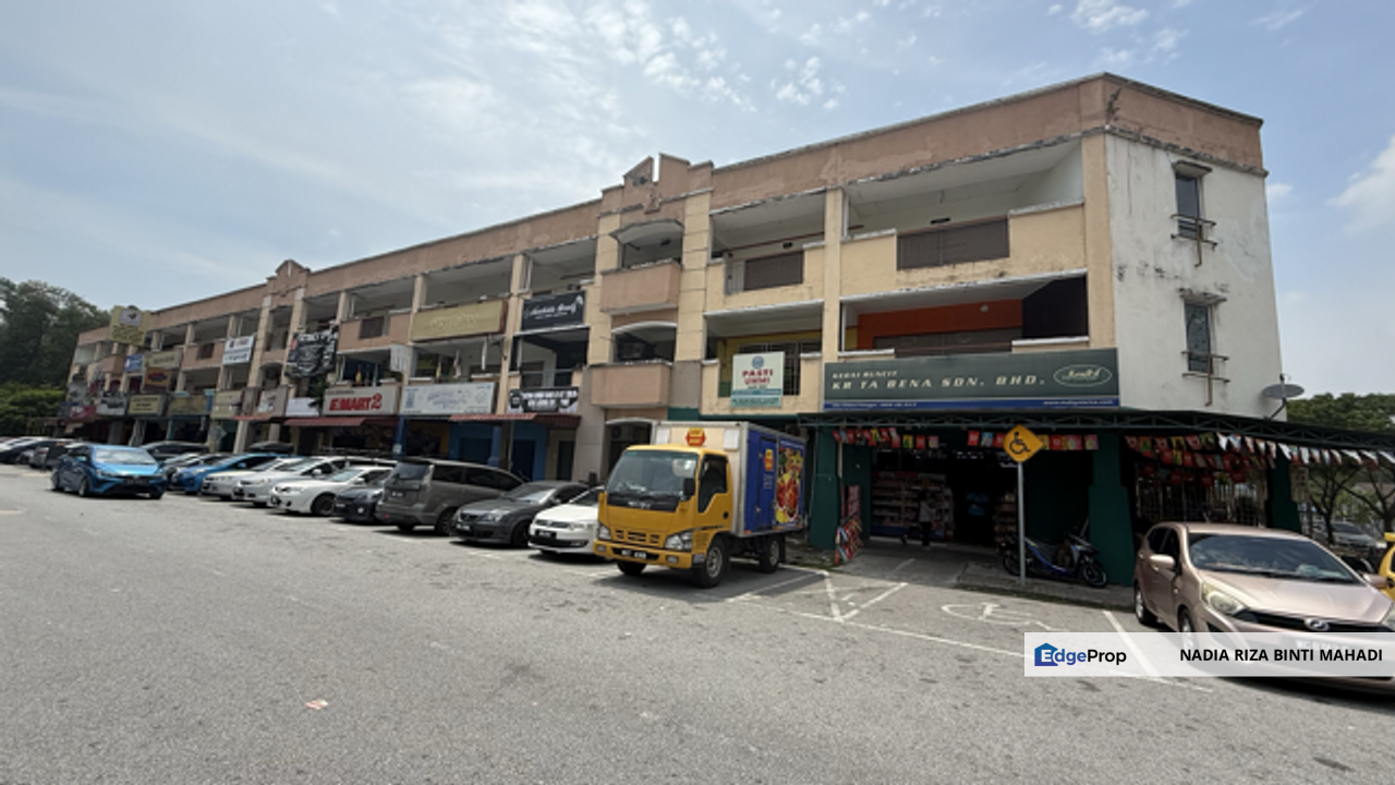 Intermediate Shop Lot Units at Laguna Biru Kundang, Rawang, Selangor, Rawang