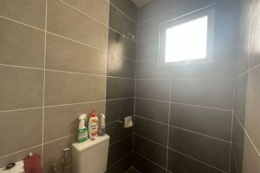 Halya @ Daunan Worldwide