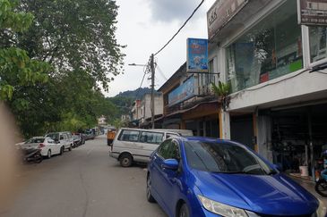 Ampang tasik permai 2 storey end lot, extra land and front of road, good for own use 