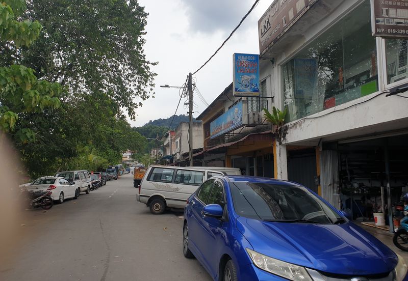 Ampang tasik permai 2 storey end lot, extra land and front of road, good for own use 