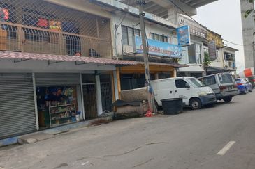 Ampang tasik permai 2 storey end lot, extra land and front of road, good for own use 