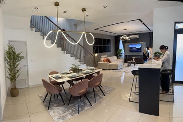 Solar Panel and Swimming Pool* for Double-Storey Super link Home  at Shah Alam. Corner Lot Available!!