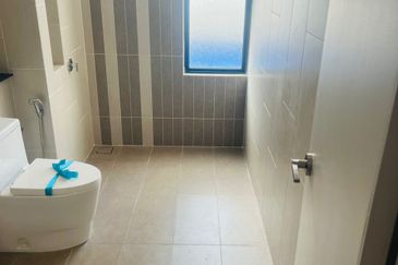 Solar Panel and Swimming Pool* for Double-Storey Super link Home  at Shah Alam. Corner Lot Available!!