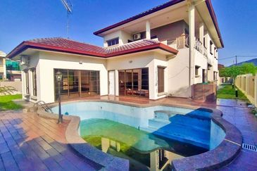 BUNGALOW WOTH POOL , BANANG , BATU PAHAT