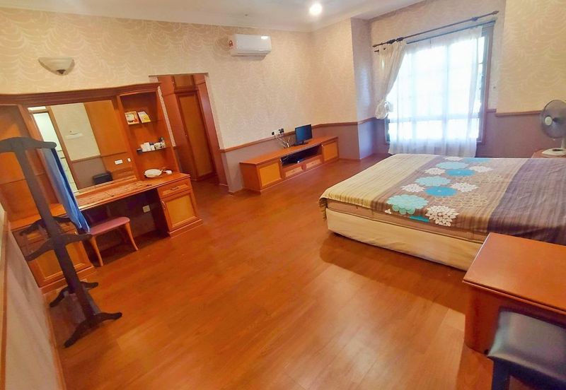 BUNGALOW WOTH POOL , BANANG , BATU PAHAT