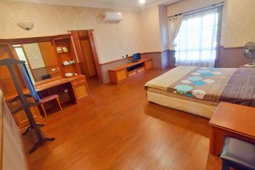 BUNGALOW WOTH POOL , BANANG , BATU PAHAT