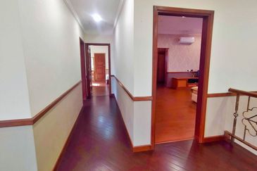 BUNGALOW WOTH POOL , BANANG , BATU PAHAT